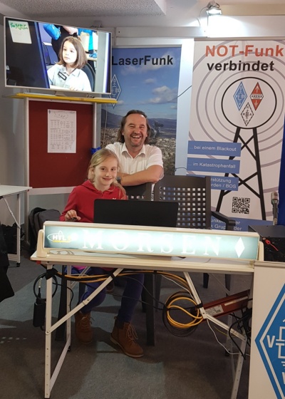 Lilia mit OM OE8AWO beim Morsetrainer 