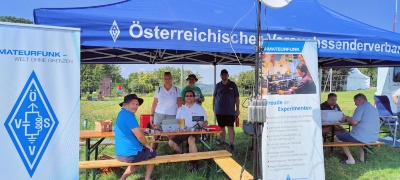 Einige der Besucher des LV1 Zelts (c) OE1IAH