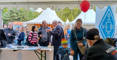 Publikum an der Pagode am Rathausplatz 2023 (c) OE1IAH
